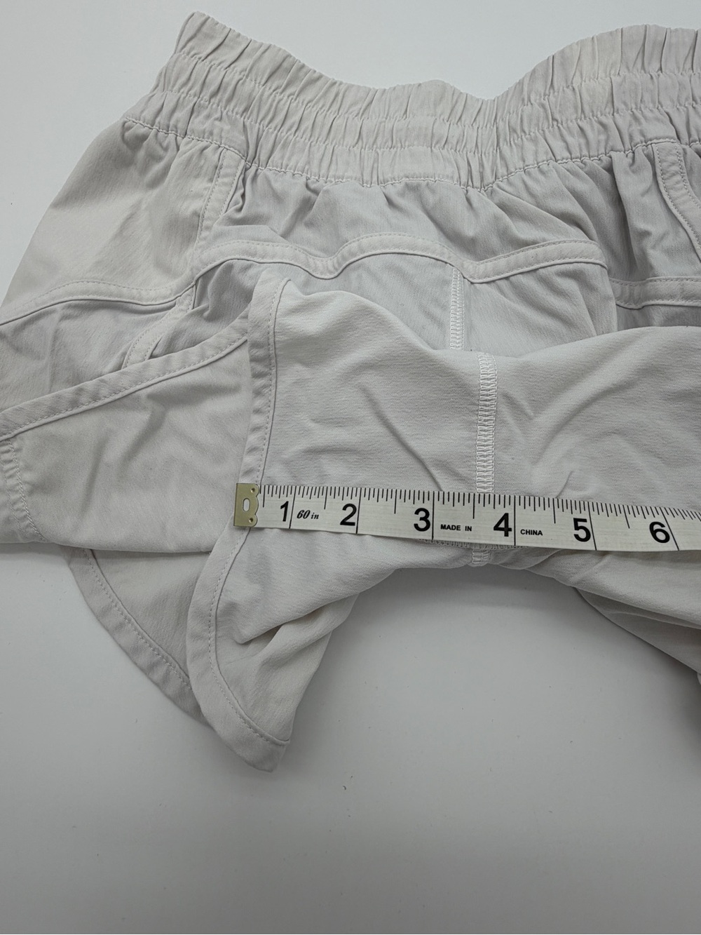 White Lululemon Low Rise Fit Tracker Short 4” Inseam Size 6 Swift Ultra - Picture 7 of 8